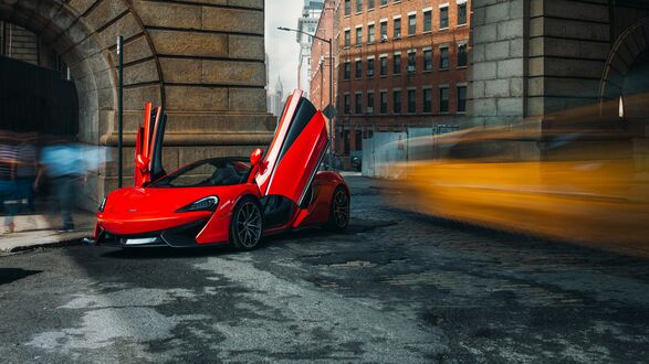 Обои на рабочий стол Красный McLaren 570S с открытыми дверьми в городе