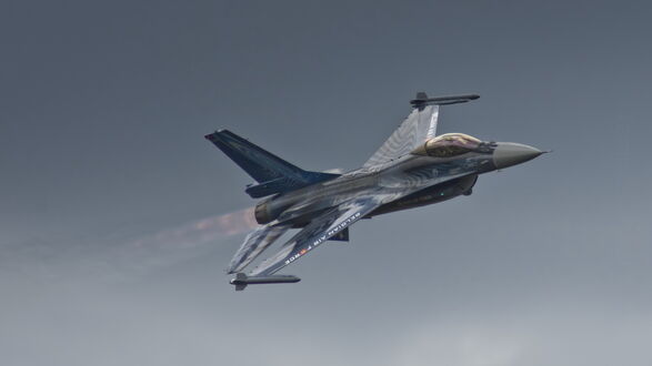 Обои на рабочий стол F-16 моневририрует в небе