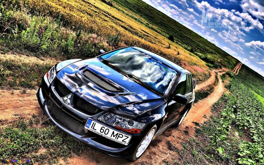 Обои на рабочий стол Черный Mitsubishi Lancer Evolution в поле