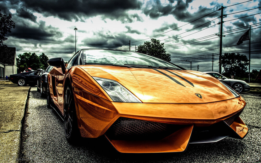 Обои для рабочего стола Оранжевый Lamborghini под пасмурным небом на дороге