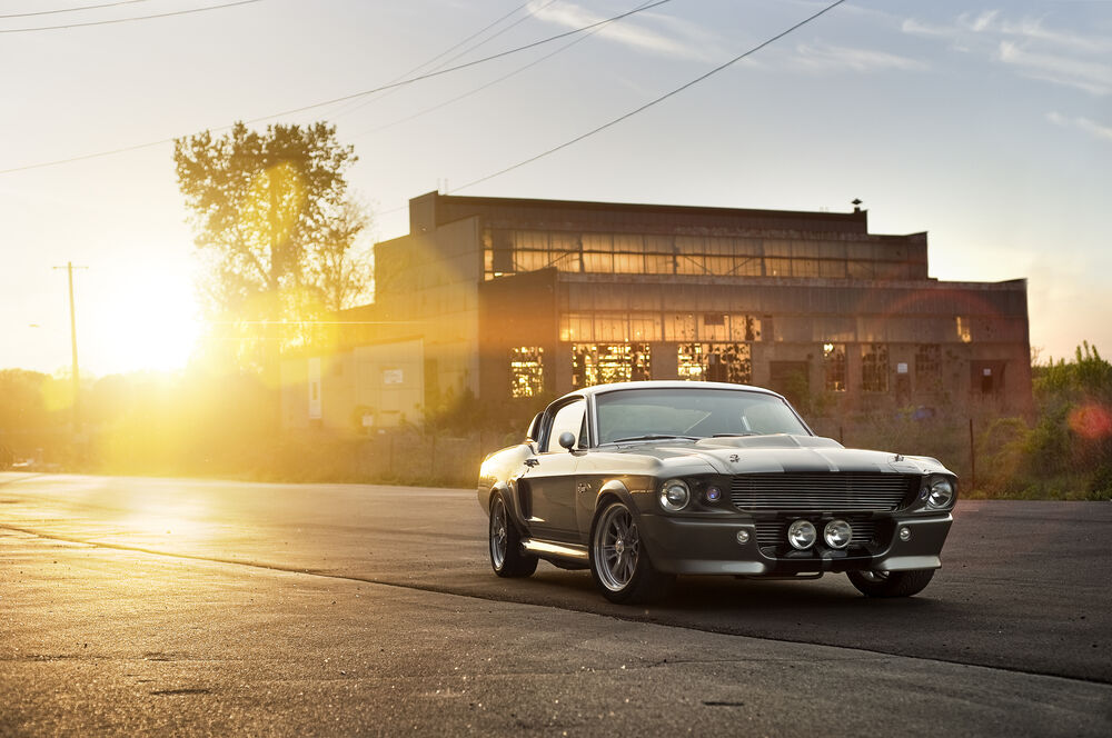 Обои для рабочего стола Ford shelby gt500 eleanor стоит на дороге на закате