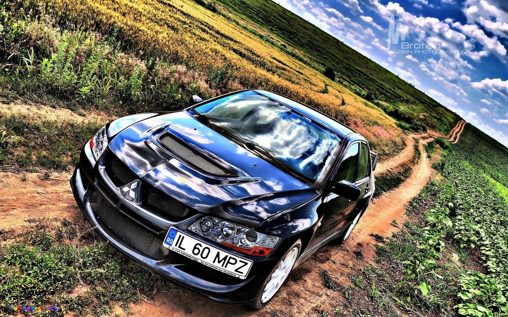 Обои для рабочего стола Черный Mitsubishi Lancer Evolution в поле