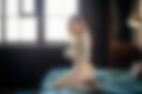 Обои на рабочий стол Модель Alice Li в светлой кофточке и в трусиках стоит на коленях на кровати в комнате