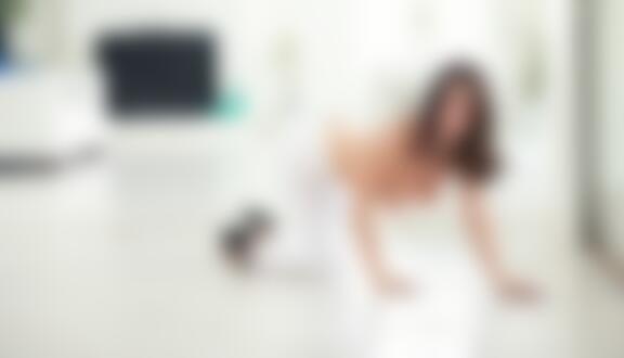 Обои на рабочий стол Lana Rhoades топлес позирует на полу в белых джинсах на коленях