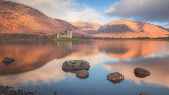Обои на рабочий стол Kilchurn Castle - Разрушенный замок в Шотландии на фоне холмов на закате