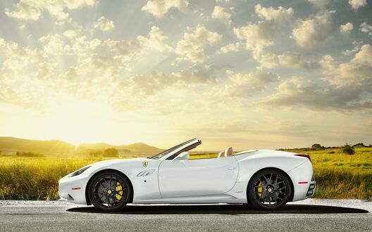 Обои на рабочий стол Белый Ferrari California на дороге на закате сбоку