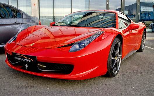 Обои на рабочий стол Красный Ferrari 458 в салоне