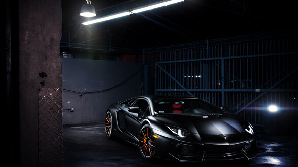Обои на рабочий стол Черный Lamborghini Aventador в гараже
