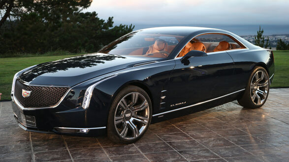 Обои на рабочий стол Черный Cadillac Elmiraj на парковке на фоне моря и деревьев