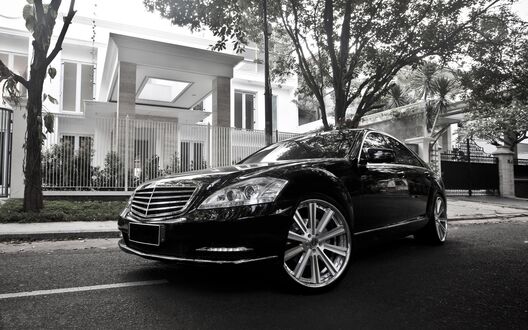 Обои на рабочий стол Черный Mercedes-Benz W221 у светлого особняка и деревьев