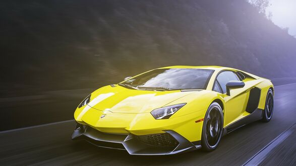 Обои на рабочий стол Желтый Lamborghini Aventador на горной трассе