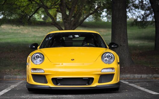 Обои на рабочий стол Желтый Porsche 911 на парковке