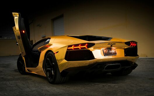 Обои на рабочий стол Золотая Lamborghini Aventador сзади с открытыми дверьми