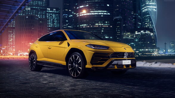 Обои на рабочий стол Желтый Ламборджини урус / Lamborghini Urus в у Москва-Сити ночью, Россия