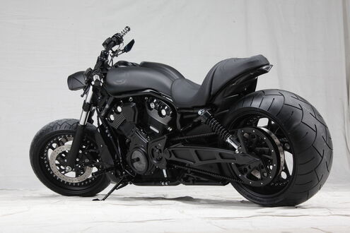 Обои на рабочий стол Черный мотоцикл Harley Davidson на сером фоне