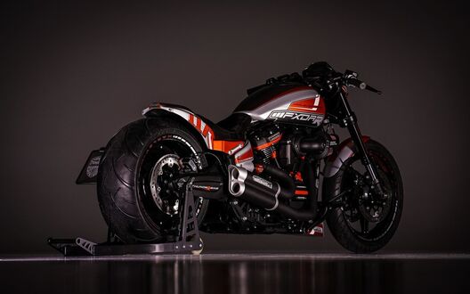 Обои на рабочий стол Мотоцикл Harley Davidson на черном фоне сзади
