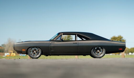 Обои на рабочий стол Черный Dodge Charger стоит на дороге
