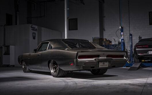 Обои на рабочий стол Черный Dodge Charger сзади в автосервисе