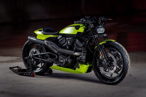 Обои на рабочий стол Салатовый мотоцикл Harley Davidson на бетонном полу
