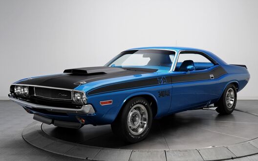 Обои на рабочий стол Сине-черный Dodge Challenger 1970 года стоит в салоне