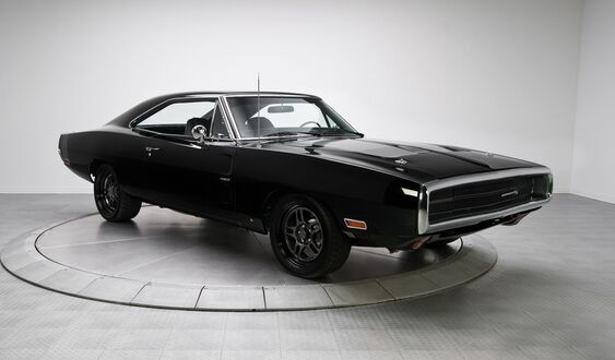 Обои на рабочий стол Черный Dodge Charger стоит в салоне