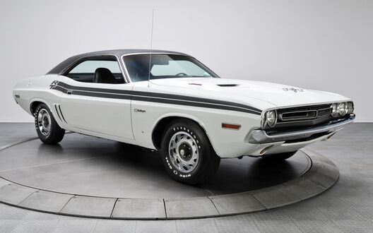 Обои на рабочий стол Бело-черный Dodge Challenger RT 1971 года стоит в салоне
