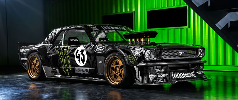 Обои на рабочий стол Черный Ford Mustang 1965 Hoonicorn Кена Блока на фоне зеленой стены