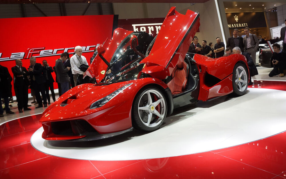 Обои для рабочего стола Красный LaFerrari с открытыми дверьми в автосалоне