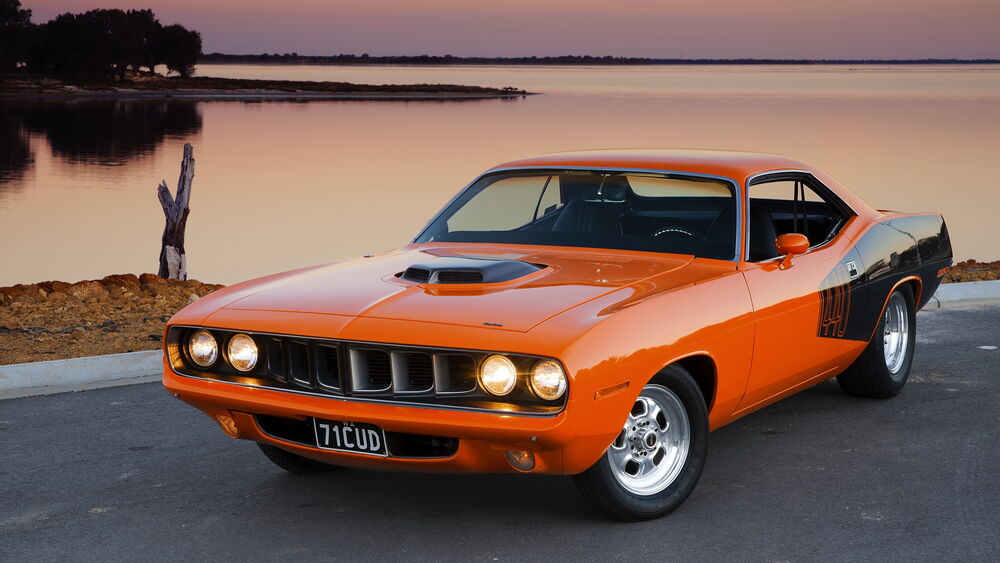Обои для рабочего стола Оранжевый Plymouth Barracuda на берегу озера на закате