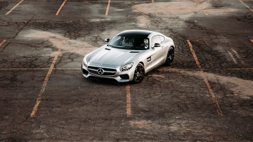 Обои для рабочего стола Серебряный Mercedes-AMG GT на парковке