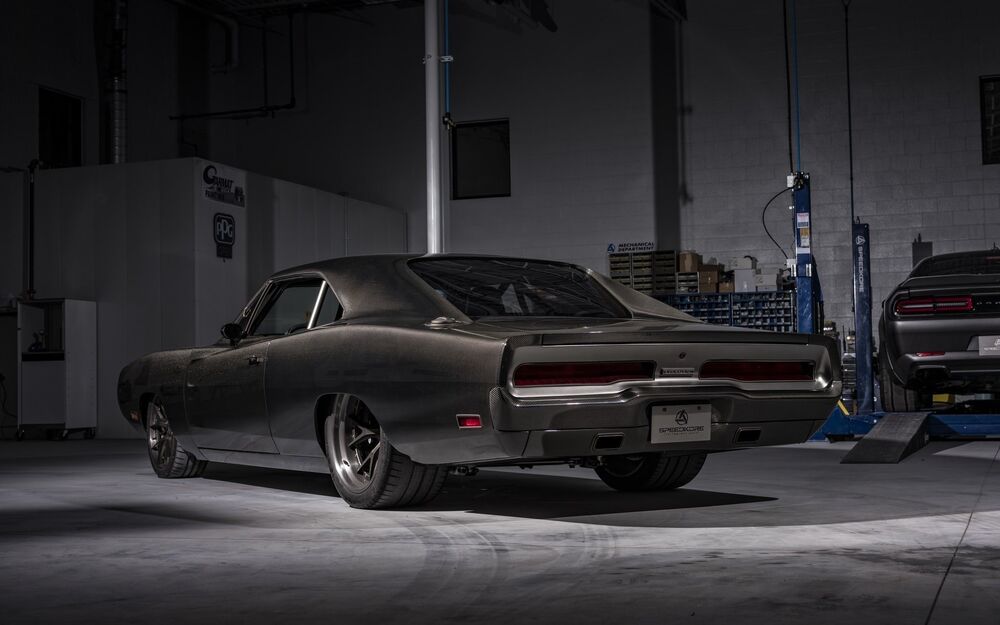 Обои для рабочего стола Черный Dodge Charger сзади в автосервисе