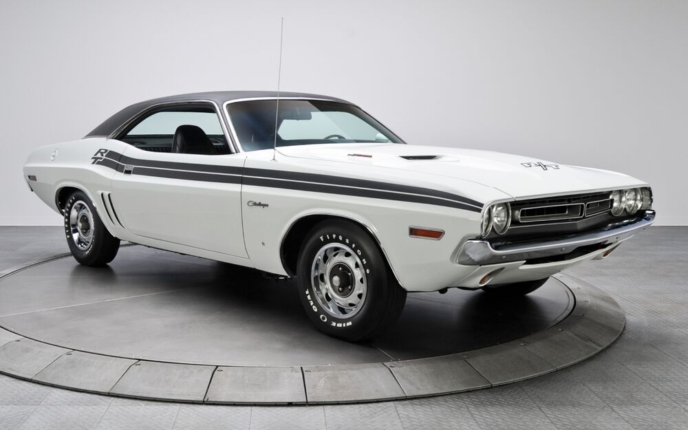 Обои для рабочего стола Бело-черный Dodge Challenger RT 1971 года стоит в салоне