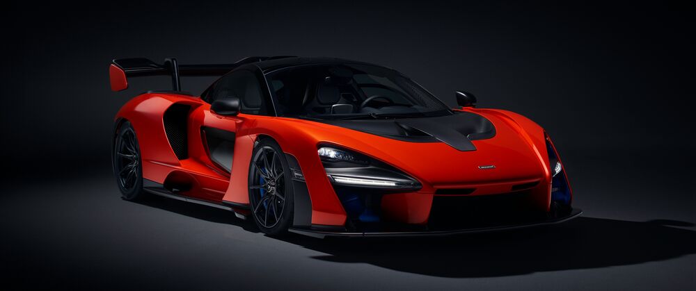 Обои для рабочего стола Спорткар McLaren Senna в красно черной окраске на серой фоне