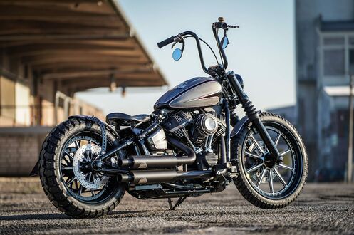 Обои на рабочий стол Черный Harley Davidson стоит на фоне домов