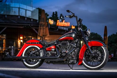 Обои на рабочий стол Красно черный Harley Davidson стоит у придорожного кафе ночью
