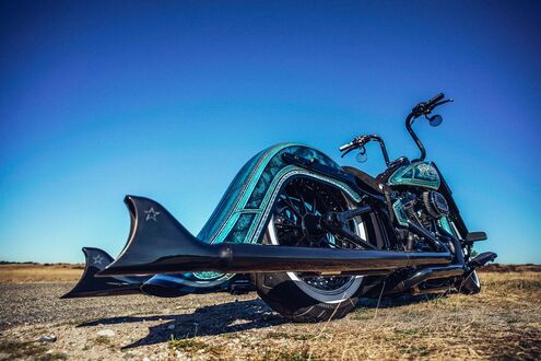 Обои на рабочий стол Голубой Harley Davidson стоит на дороге на фоне синего неба