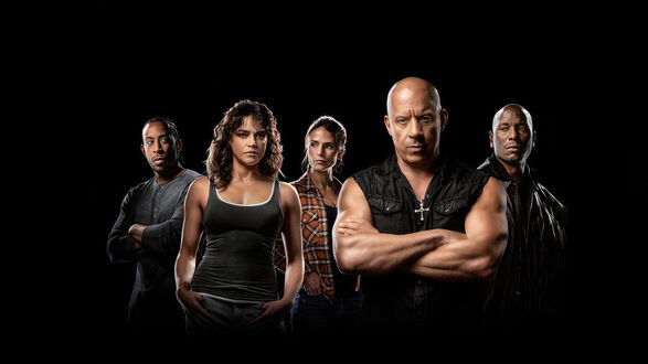 Обои на рабочий стол Вин Дизель / Vin Diesel и Michelle Rodriguez / Мишель Родригес и другие герои на черном фоне из фильма Furious 5 / Форсаж 5