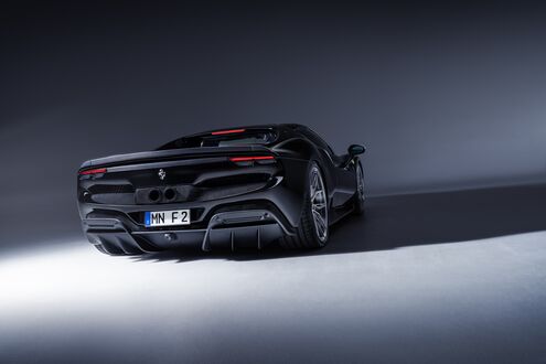 Обои на рабочий стол Черный Ferrari SF90 Stradale на сером фоне, сзади