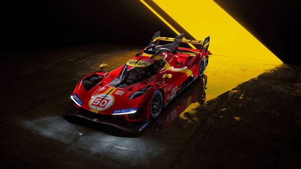 Обои на рабочий стол Ferrari 499 Р в красном окрасе с логотипами спонсоров на черно желтом фоне
