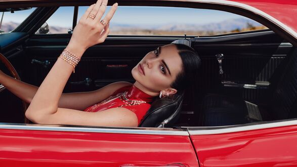 Обои на рабочий стол Kendall Jenner Messika в салоне красного авто