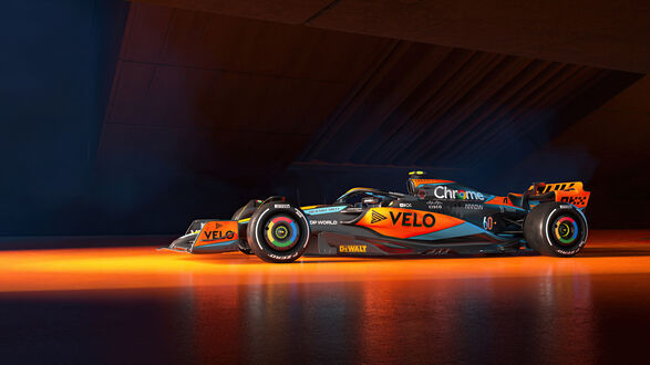 Обои на рабочий стол McLaren MCL60 в оранжевом освещении