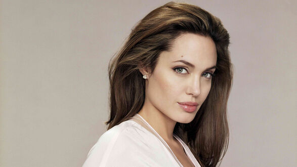 Обои на рабочий стол Портрет Angelina Jolie / Анжелина Джоли в белом на бежевом фоне