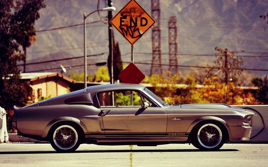 Обои на рабочий стол Серый Ford Shelby Eleanor GT500 стоит на городской дороге