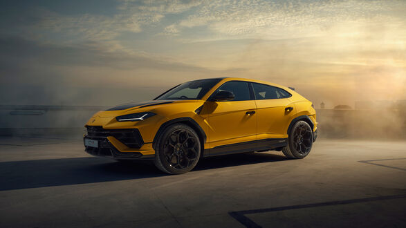 Обои на рабочий стол Lamborghini urus performante кислотно желтого цвета стоит боком в клубах дыма