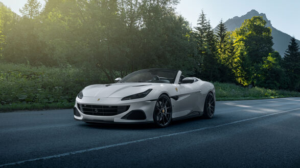 Обои на рабочий стол Novitec ferrari portofino белого цвета стоит на дороге в лесу