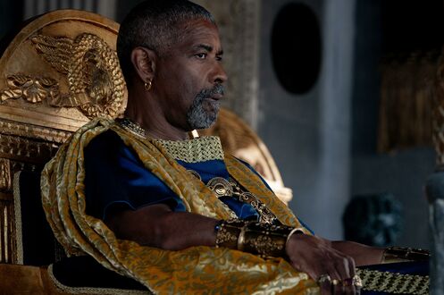 Обои на рабочий стол Denzel Washington / Дензел Вашингтон на золотом троне из фильма Gladiator 2 / Гладиатор 2