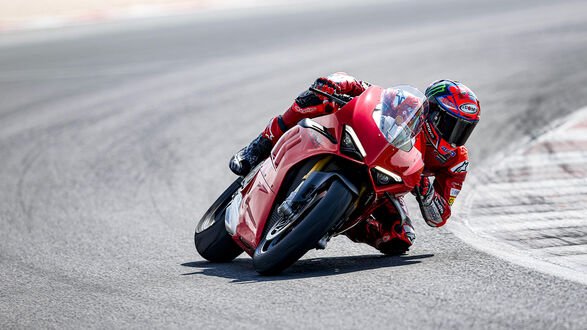 Обои на рабочий стол Гонщик входит в вираж на мотоцикле Ducati Panigale V4