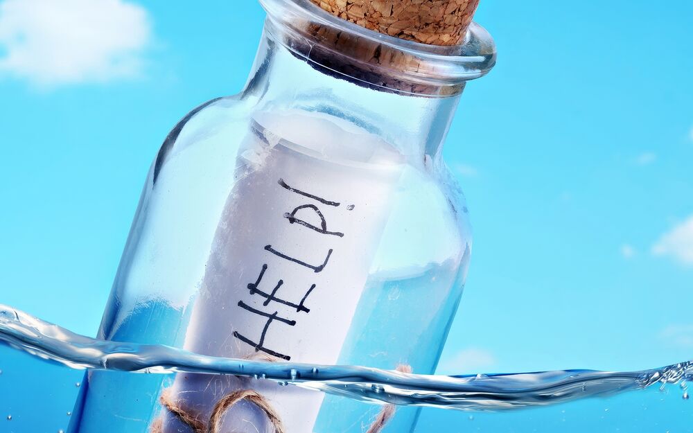 Обои для рабочего стола Бутылка с запиской «Help!» плывет по морю