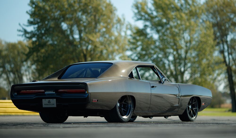 Обои для рабочего стола Серый Dodge Charger 1970 года стоит на дороге на фоне деревьев