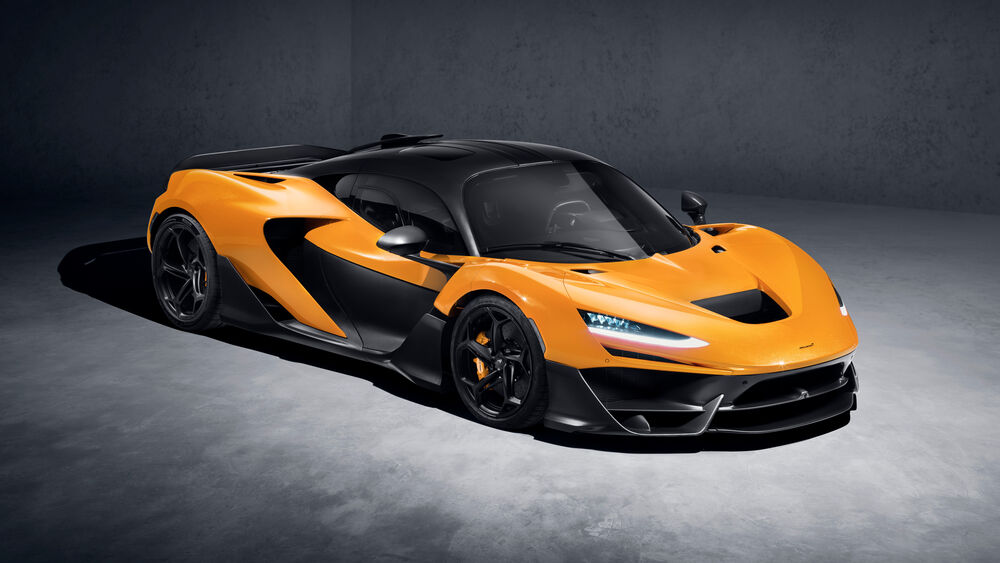 Обои для рабочего стола Mclaren W1 желтый автомобиль на сером фоне